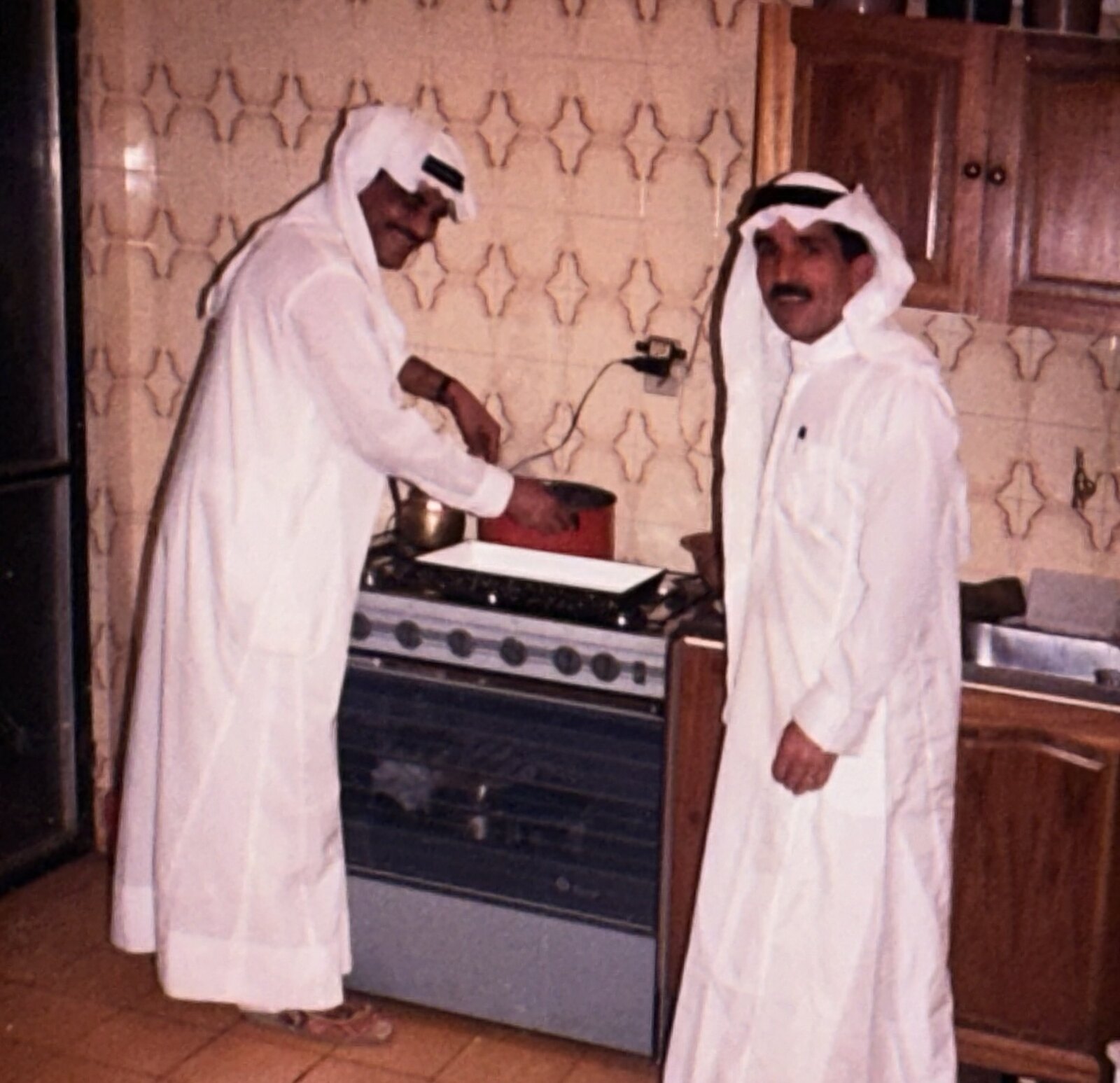 Ali Umar preparando comida &aacute;rabe ao fog&atilde;o