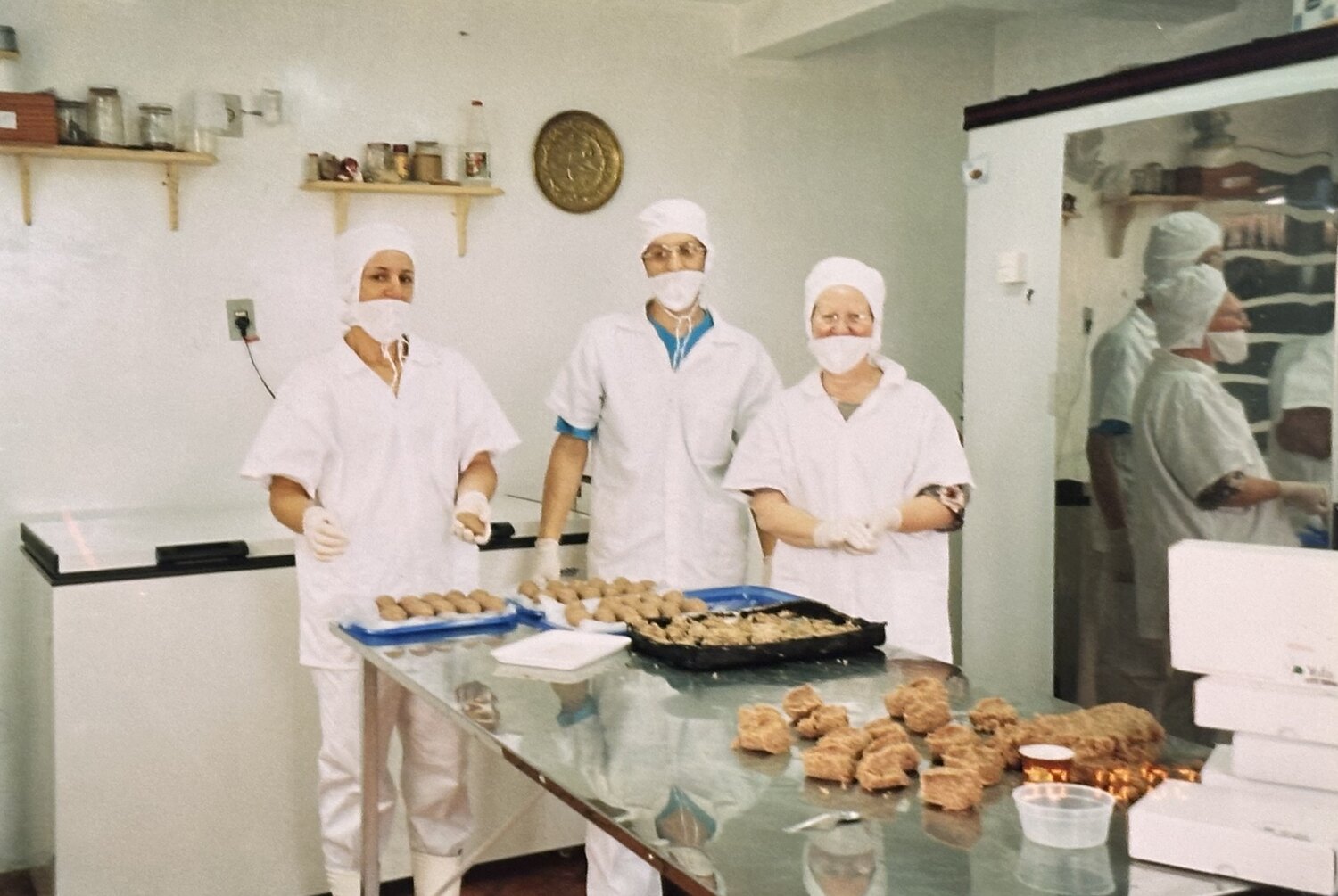 Equipe da YOFAH produzindo os kibes &agrave; m&atilde;o