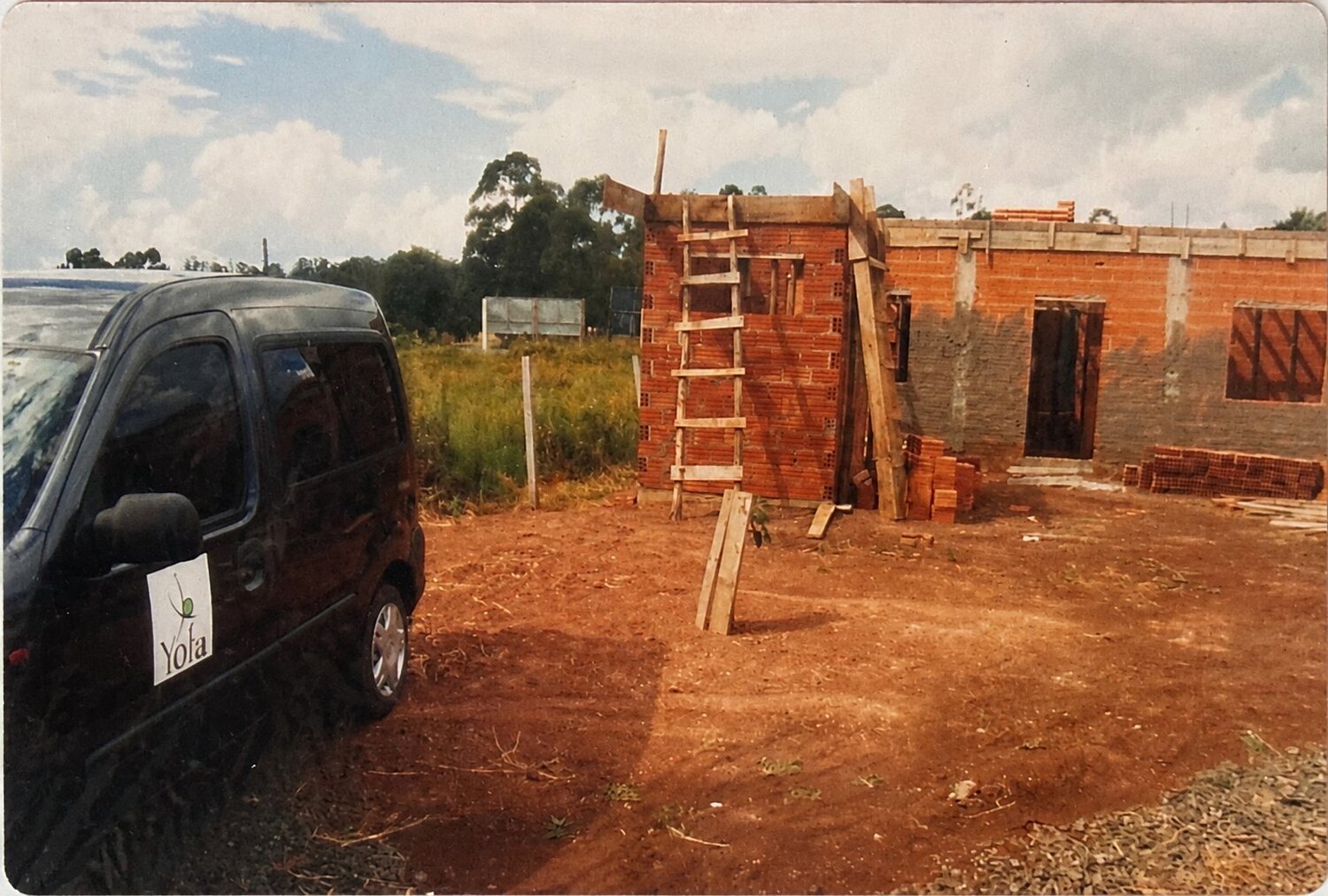 A f&aacute;brica da YOFAH em constru&ccedil;&atilde;o em 2002