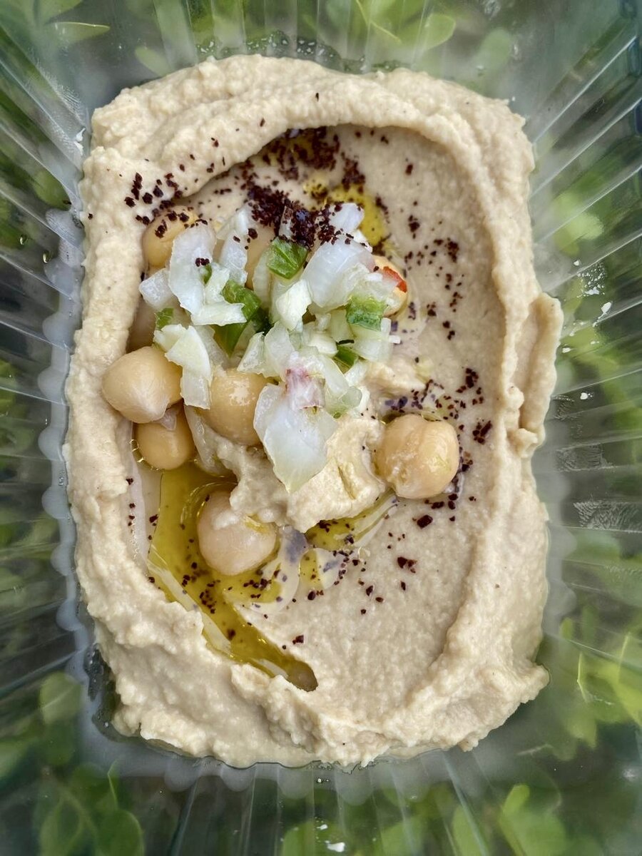 Por&ccedil;&atilde;o de hommus &aacute;rabe da YOFAH, pasta de gr&atilde;o-de-bico com tahine e azeite, culin&aacute;ria &aacute;rabe