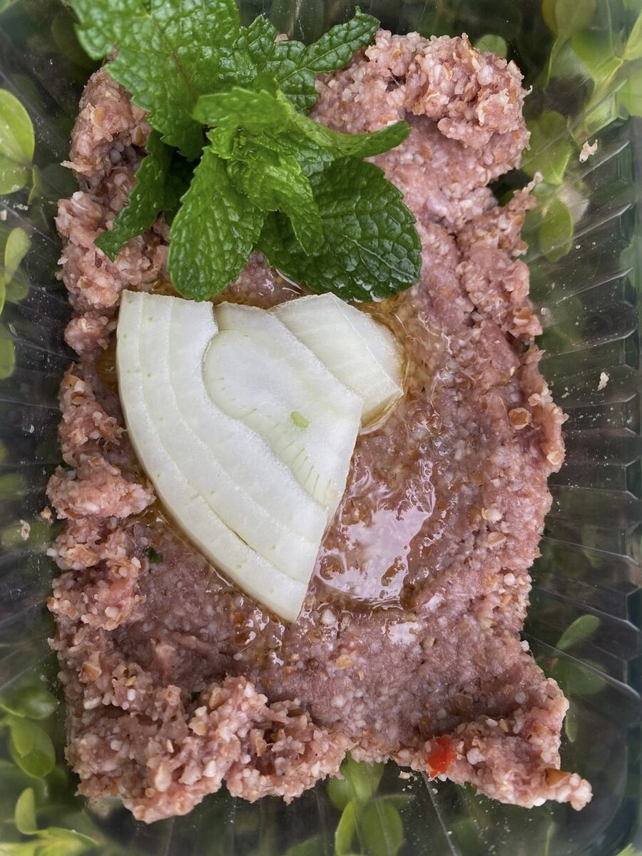 Por&ccedil;&atilde;o de kibe cru (quibe cru) &aacute;rabe da YOFAH, carne fresca temperada, culin&aacute;ria &aacute;rabe