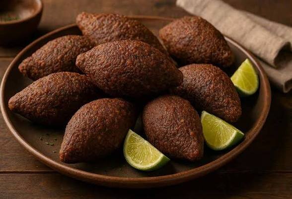 Kibes fritos &aacute;rabes da YOFAH servidos com lim&atilde;o, culin&aacute;ria &aacute;rabe artesanal