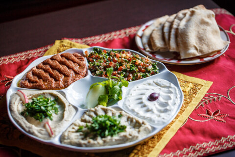 Mezze &aacute;rabe da YOFAH com tabule, homus, babaganush e kibe, ideal para eventos