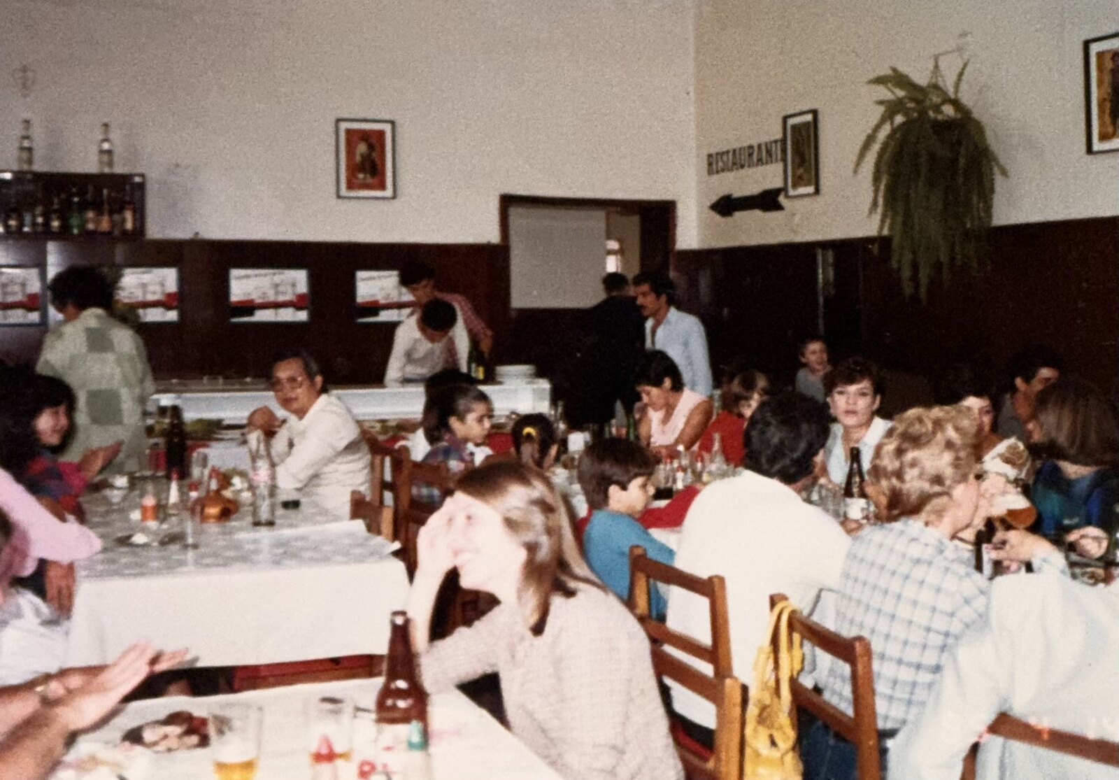 Sal&atilde;o do restaurante da fam&iacute;lia Umar lotado, refer&ecirc;ncia em culin&aacute;ria &aacute;rabe
